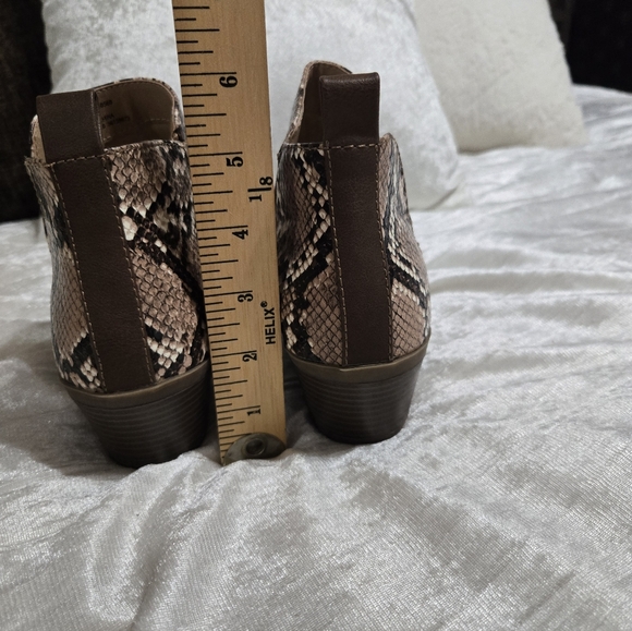 Snakeskin Ankle Boots By Time And Tru Size 7 1/2 EUC - Picture 5 of 8